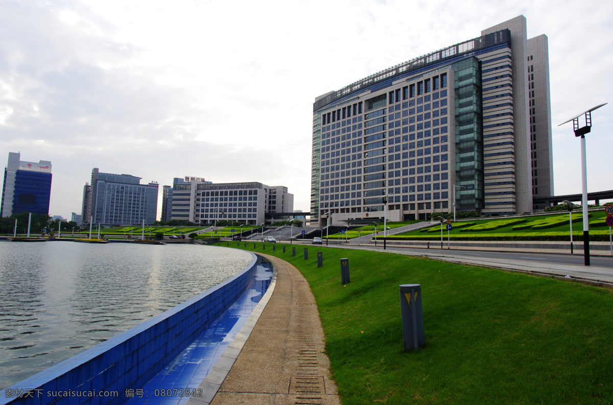 东莞市政府 高楼建筑 湖水 草坪 市政府广场 东莞政府大楼 建筑景观 自然景观
