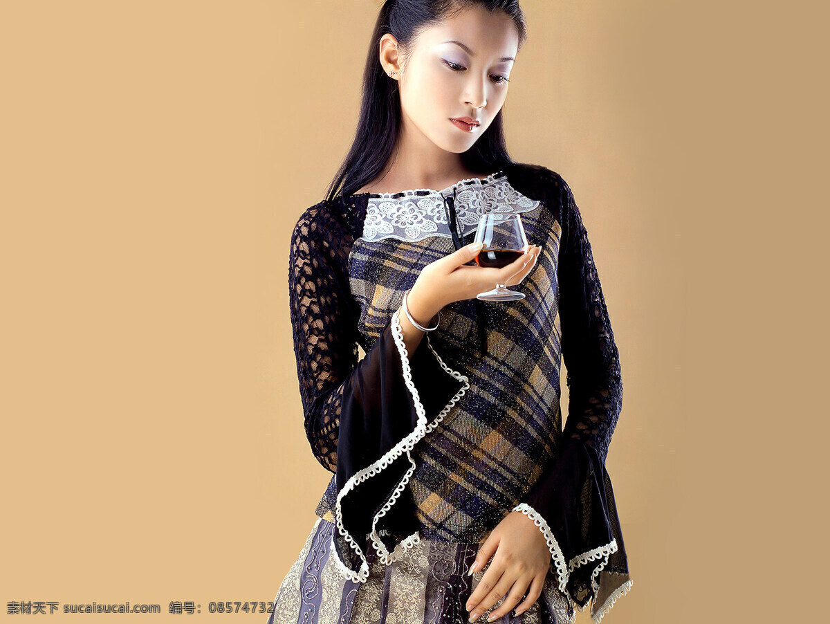 端 红酒 美女图片 靓丽 居家 女人 女性 女性女人 人物图库 时尚美女 端红酒的美女 职业 psd源文件