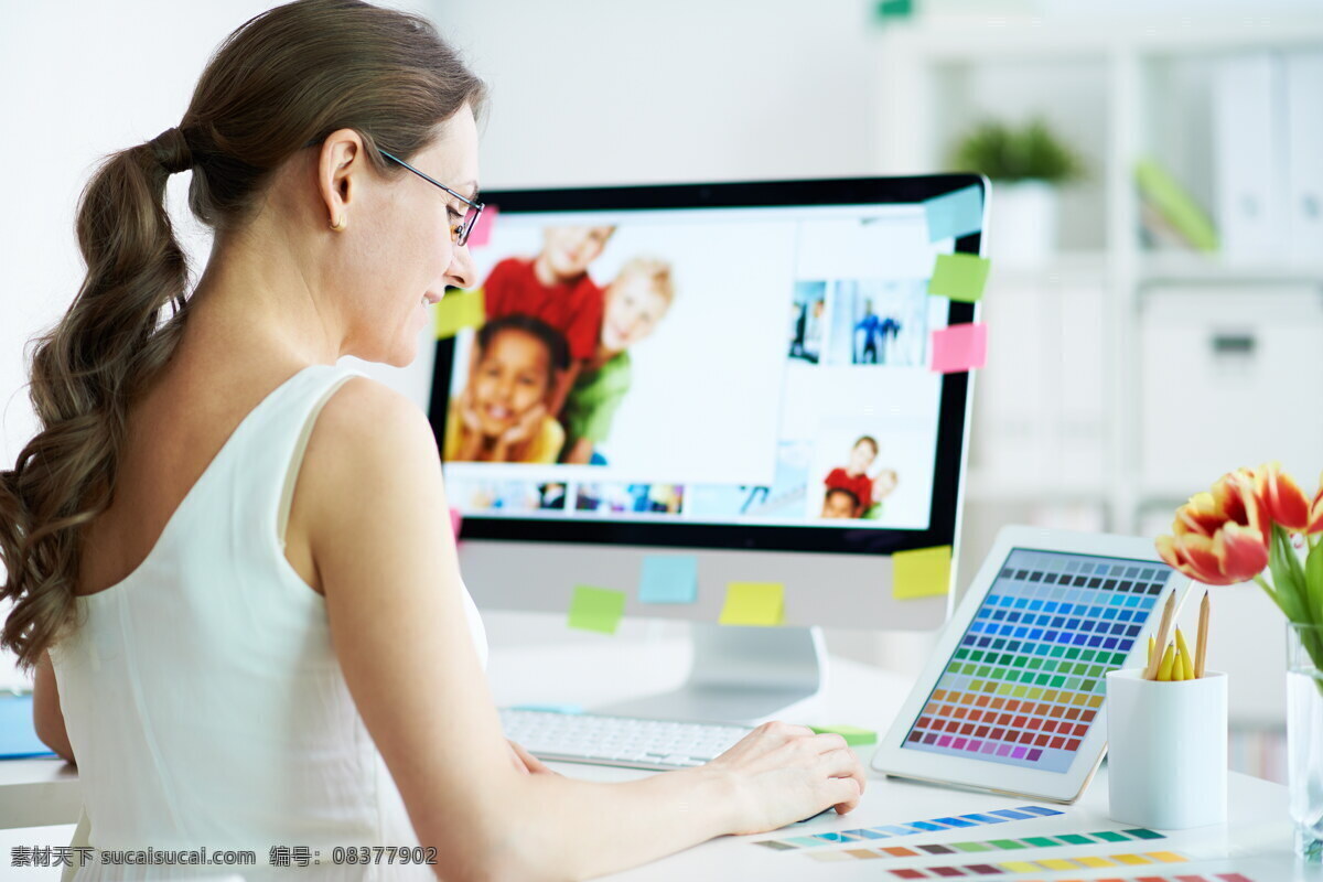 电脑 设计师 色谱 潘通色卡 色彩 美女设计师 商务人士 人物图片