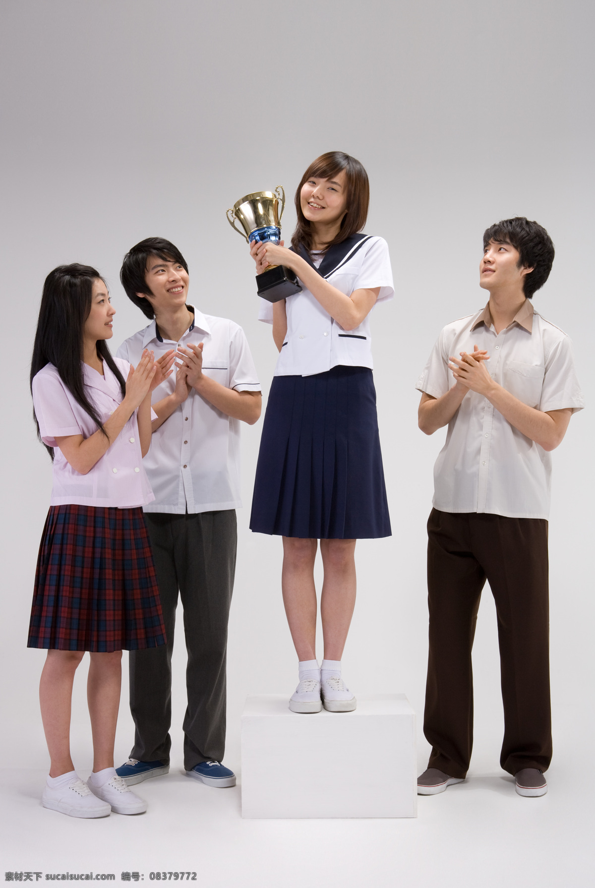 正在 舞台 上 奖杯 学生 男孩 女孩 四个人 同学 朋友 友谊 奖台 光荣 鼓励 鼓掌 表情 微笑 开心 高清图片 生活人物 人物图片