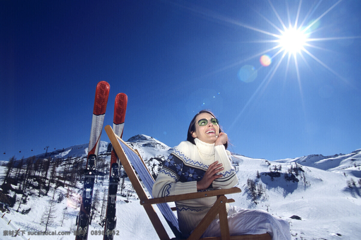 雪山 上 度假 美女图片 雪地运动 滑雪 外国女性 美女 雪橇 体育运动 生活百科