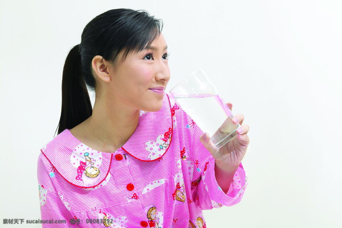 喝水 睡衣 美女图片 美女 人物图库 女性女人 微笑美女 睡衣美女 可爱美女 女人 休闲美女 喝水美女 玻璃杯 人物图片
