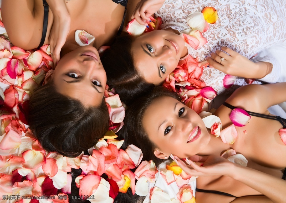 三个 躺 花瓣 上 女孩 girl petals 女人 人物 高清图片 三个女人 向上看 生活人物 人物图片