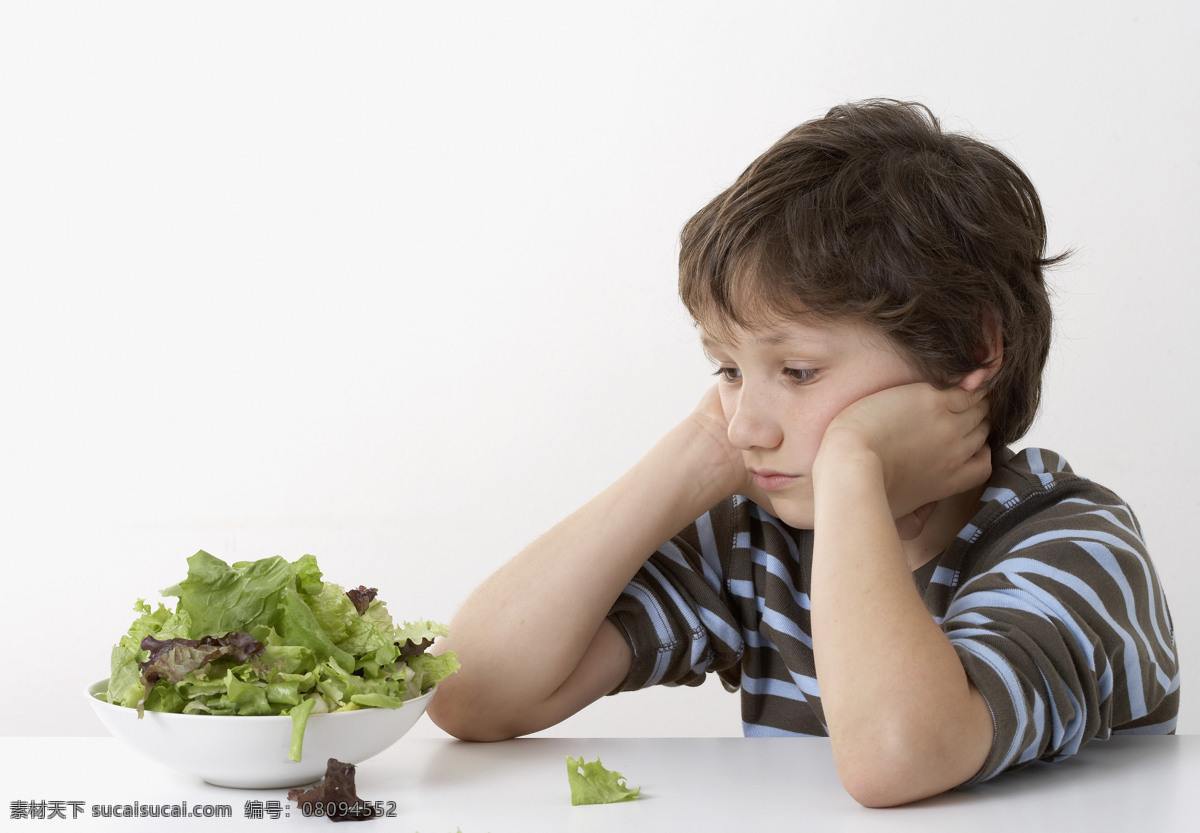 儿童 儿童幼儿 孩子 健康生活 健康饮食 绿色健康 人物图库 吃蔬菜的孩子 蔬菜 素菜 愁眉苦脸 营养健康 时尚生活 幼儿 小学生 儿童孩子吃喝 风景 生活 旅游餐饮