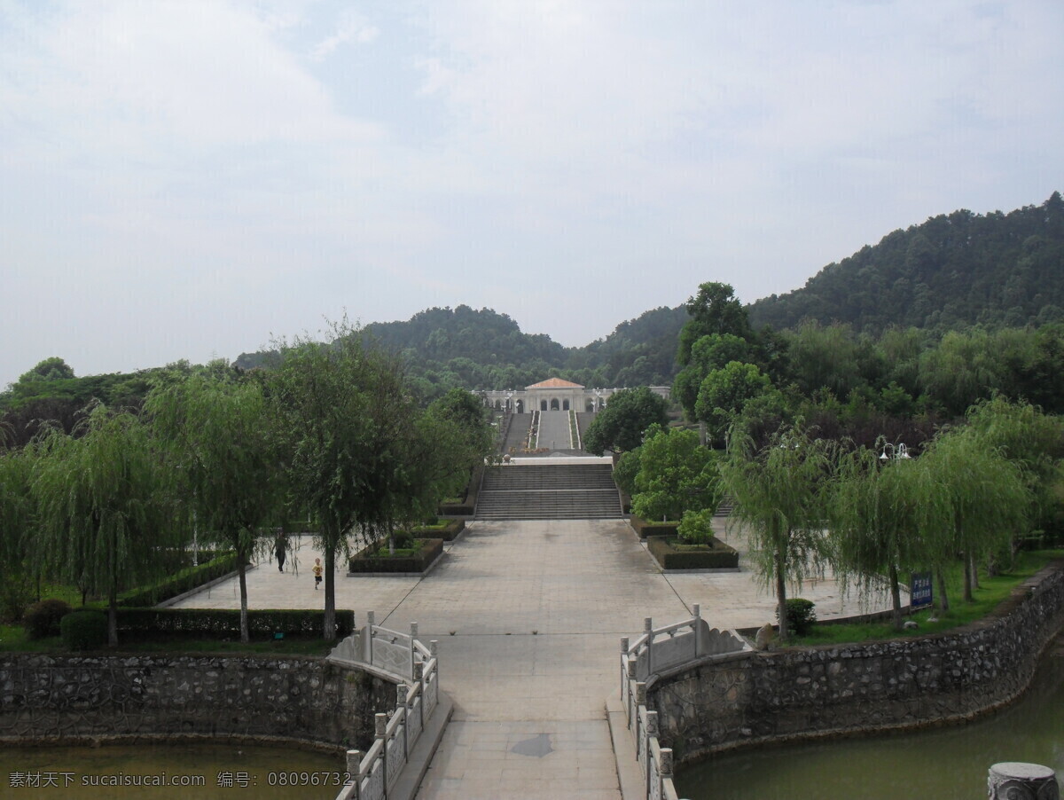 房子 湖 景观灯 柳树 旅游摄影 绿化 绿色 绿树 园林建筑 园林 大理石桥墩 台阶 湖堤 雄伟建筑 远山 人文景观 家居装饰素材 灯饰素材