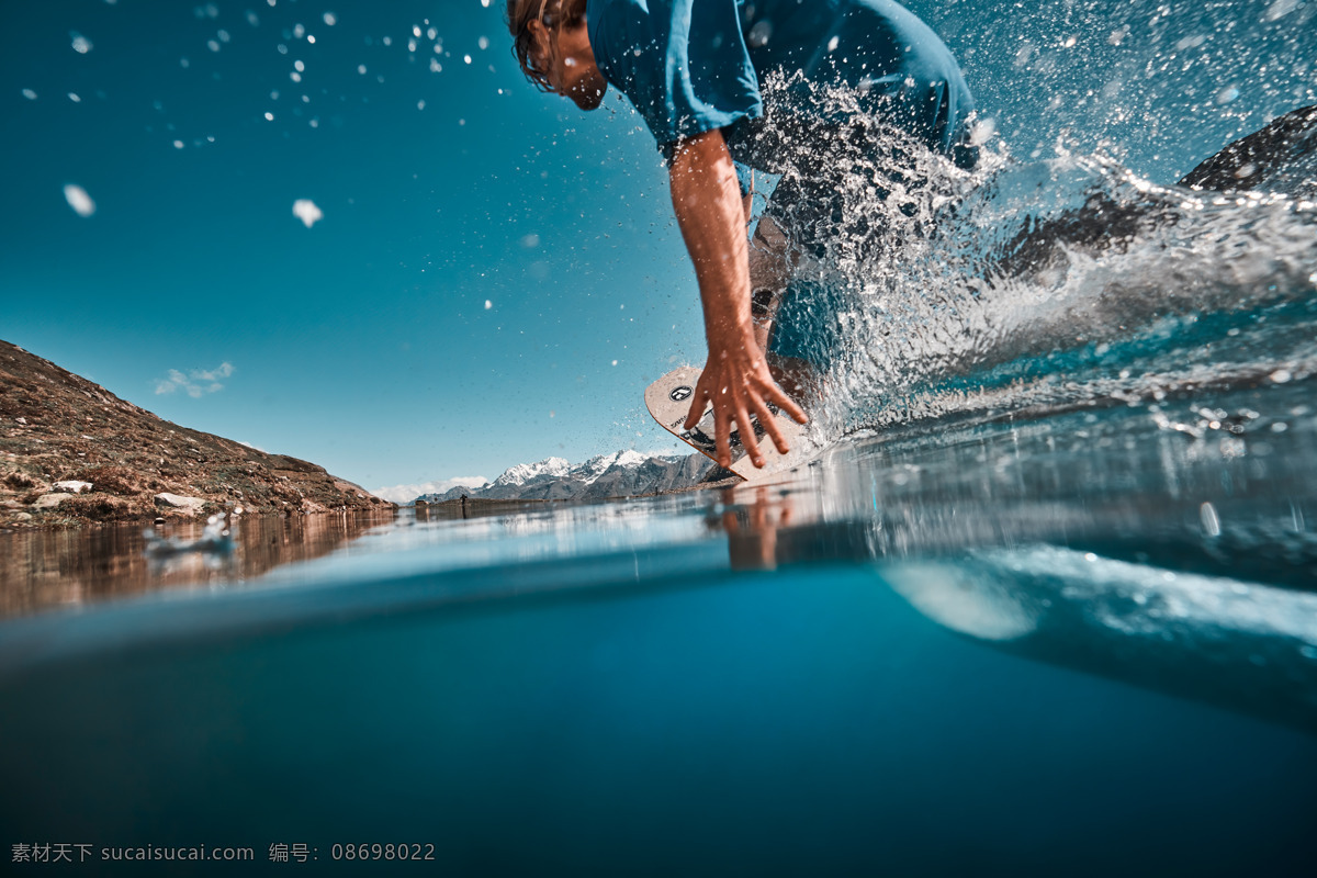 男人 冲浪 运动 运动员 水花 水上运动 雪山 滑浪 蓝色 湖面 动感 浪花 天空 蓝天 水面 人物图库 男性男人