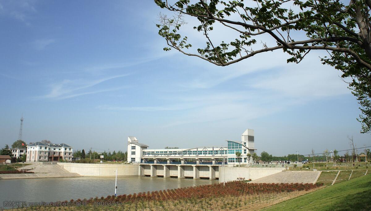 江苏 宿迁闸 电站 大坝 闸门 桥型坝楼 河道 河岸 花草 树木 楼房 云天 景观 国内旅游 旅游摄影