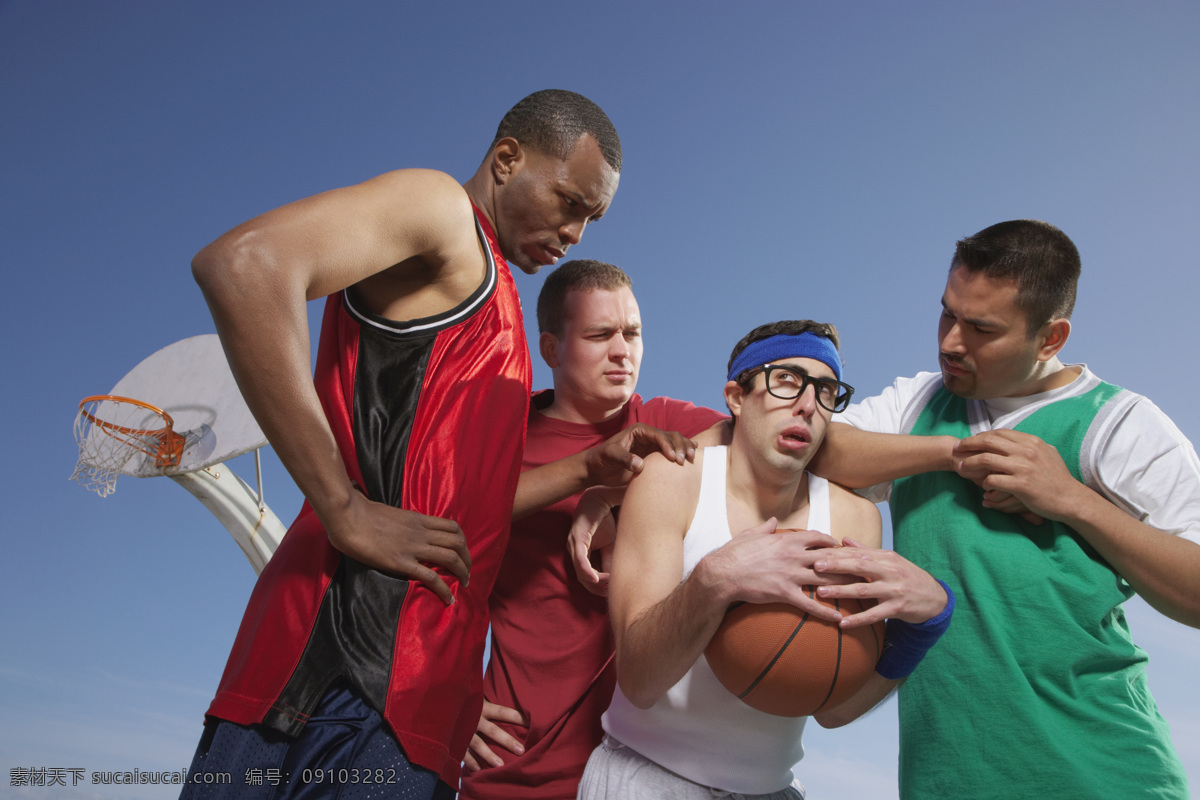 正在 篮球 四 男人 四个人 运动 户外运动 打篮球 被困 围攻 抢球 篮球架 生活人物 人物图片