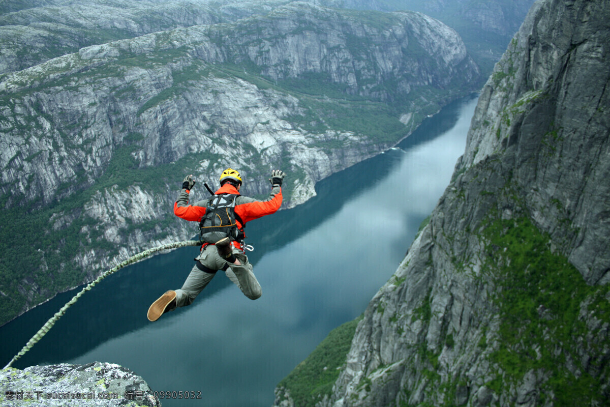 跳伞 运动员 背影 高山 河流 体育运动 户外运动 极限运动 生活百科 青色 天蓝色