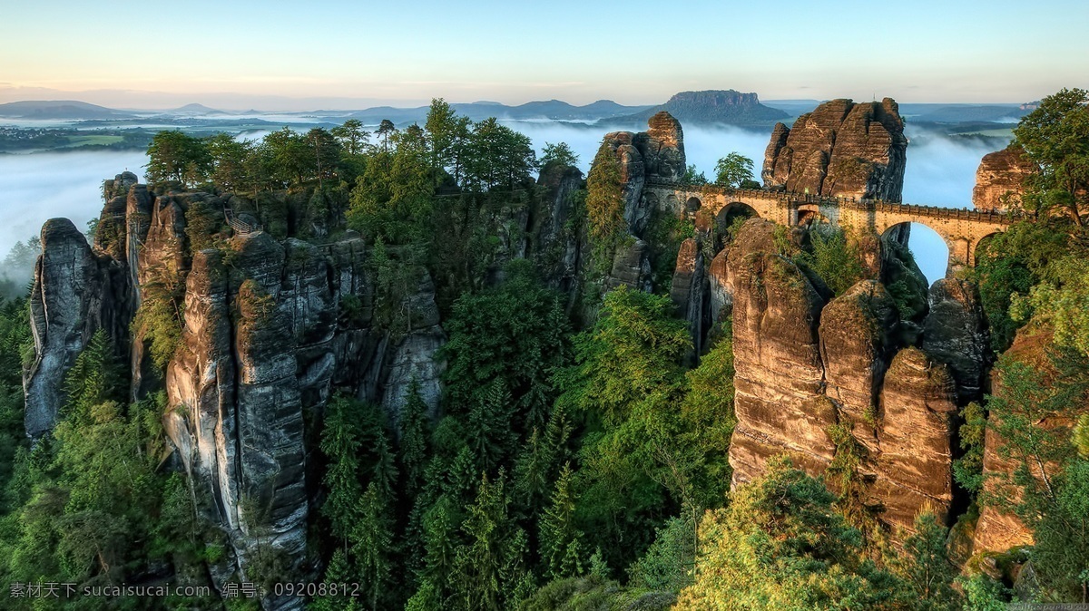 怪石嶙峋 风景 美图 阳光 云海 悬崖峭壁 陡峭 植被葱葱 垂直 背景图片