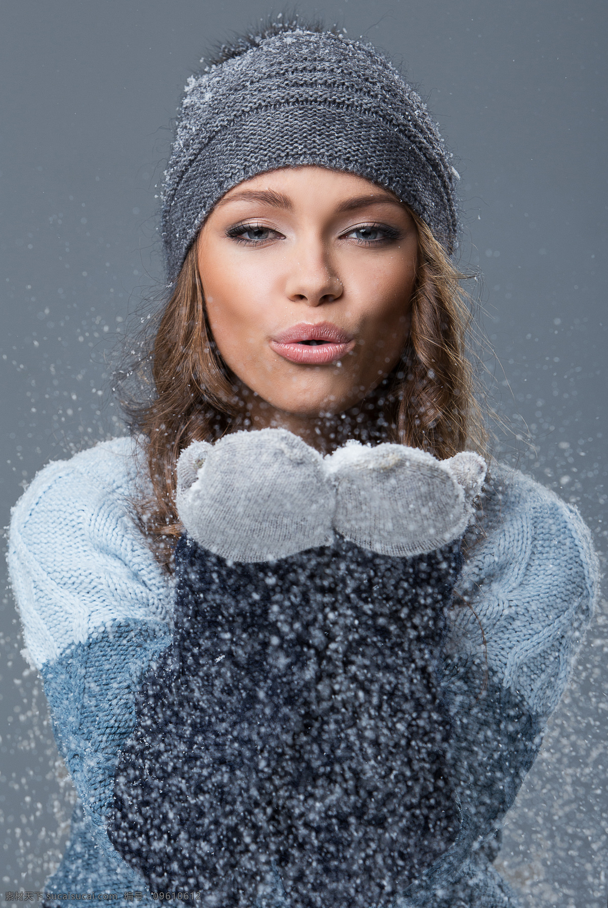 双手 捧 雪花 美女图片 双手捧着雪花 穿毛衣的美女 帽子 手套 冬季服装模特 时尚美女 性感美女 美女模特 美女写真 外国女性 外国女人 人物图片