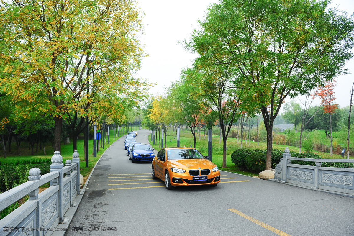 自驾游 汽车 旅游 道路 树木 天空 交通工具 现代科技