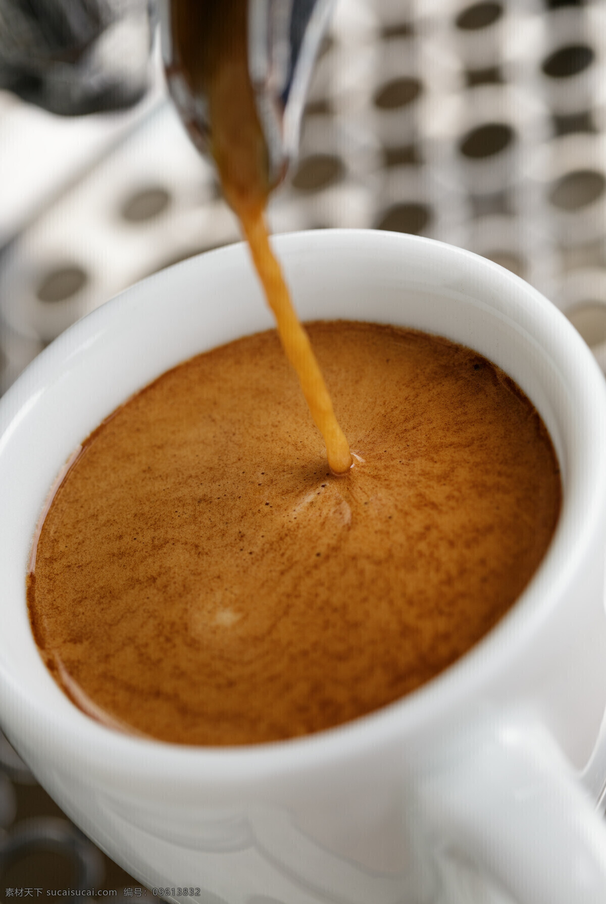 流动 香 浓 咖啡 香浓咖啡 休闲饮品 咖啡杯 咖啡特写 白色咖啡杯 咖啡豆 倒咖啡 咖啡拉花 咖啡柱 咖啡机 磨咖啡 咖啡机流咖啡 灰色
