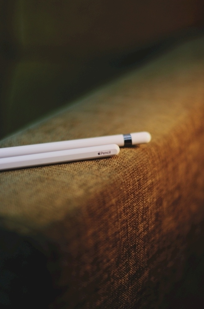 苹果 品牌 笔 pencil 触容笔 苹果笔 沙发上的笔 两根笔 笔头 品牌笔 图库物品场景 生活百科 学习办公