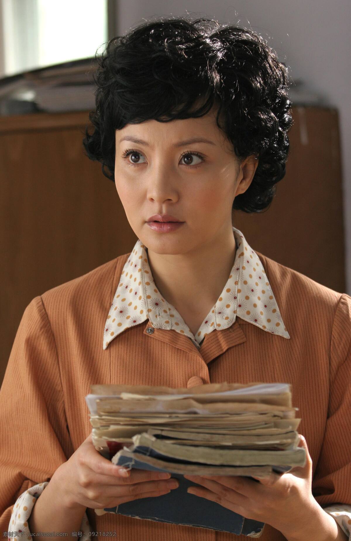成熟 短发 歌星 活力 剧照 卷发 开放 可爱 陶虹 影星 女人 美女 美人 年轻 肤色 魅力 美丽 美艳 风韵 妩媚 性感 热辣 微笑 自信 快乐 面孔 脸庞 秀发 明星传媒 明星偶像 人物图库 海报 宣传海报 宣传单 彩页 dm