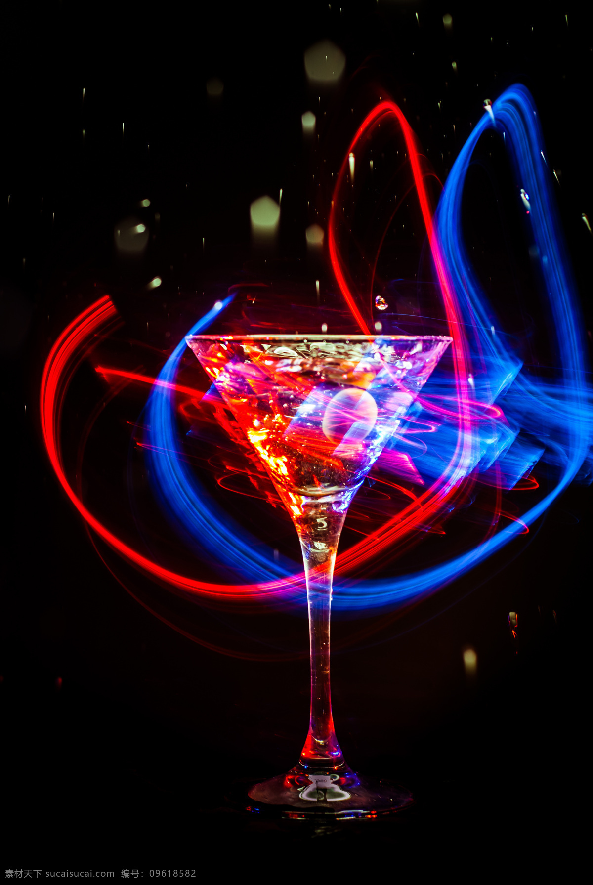 蓝 红光 围绕 酒杯 红 光 鸡尾酒 水果鸡尾酒 草莓 冰块 冰爽 果汁饮料 酒水饮 酒类图片 餐饮美食