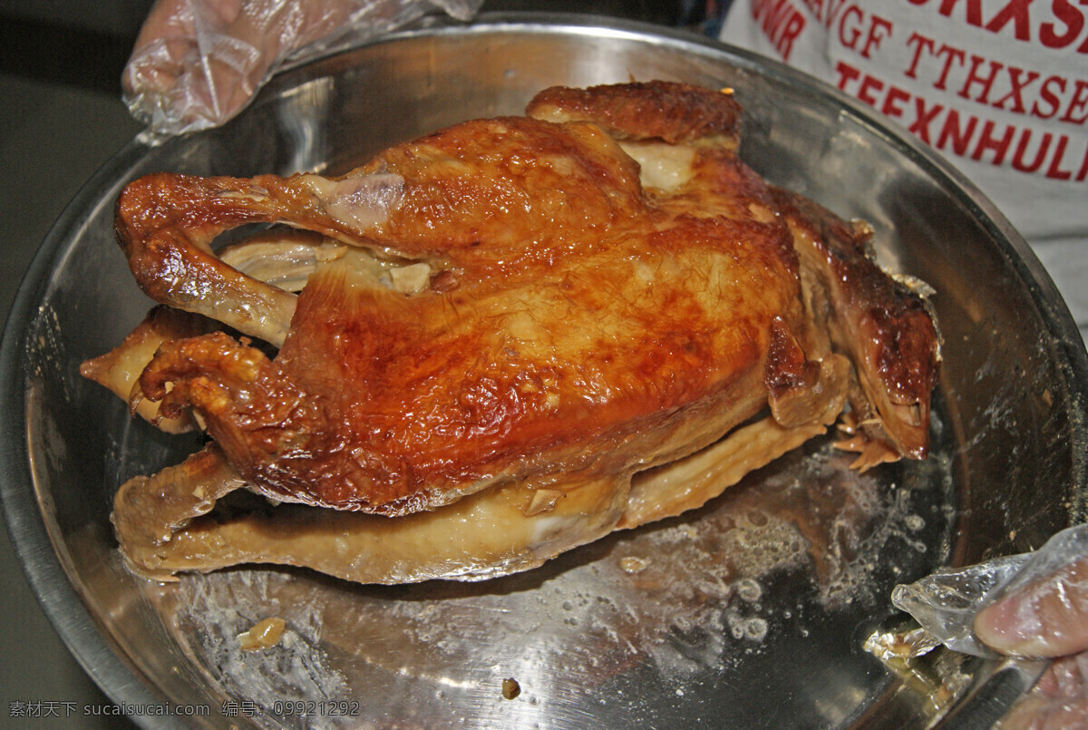 泥窑鸡 烧鸡 木台 不锈钢盘 手 传统美食 餐饮美食