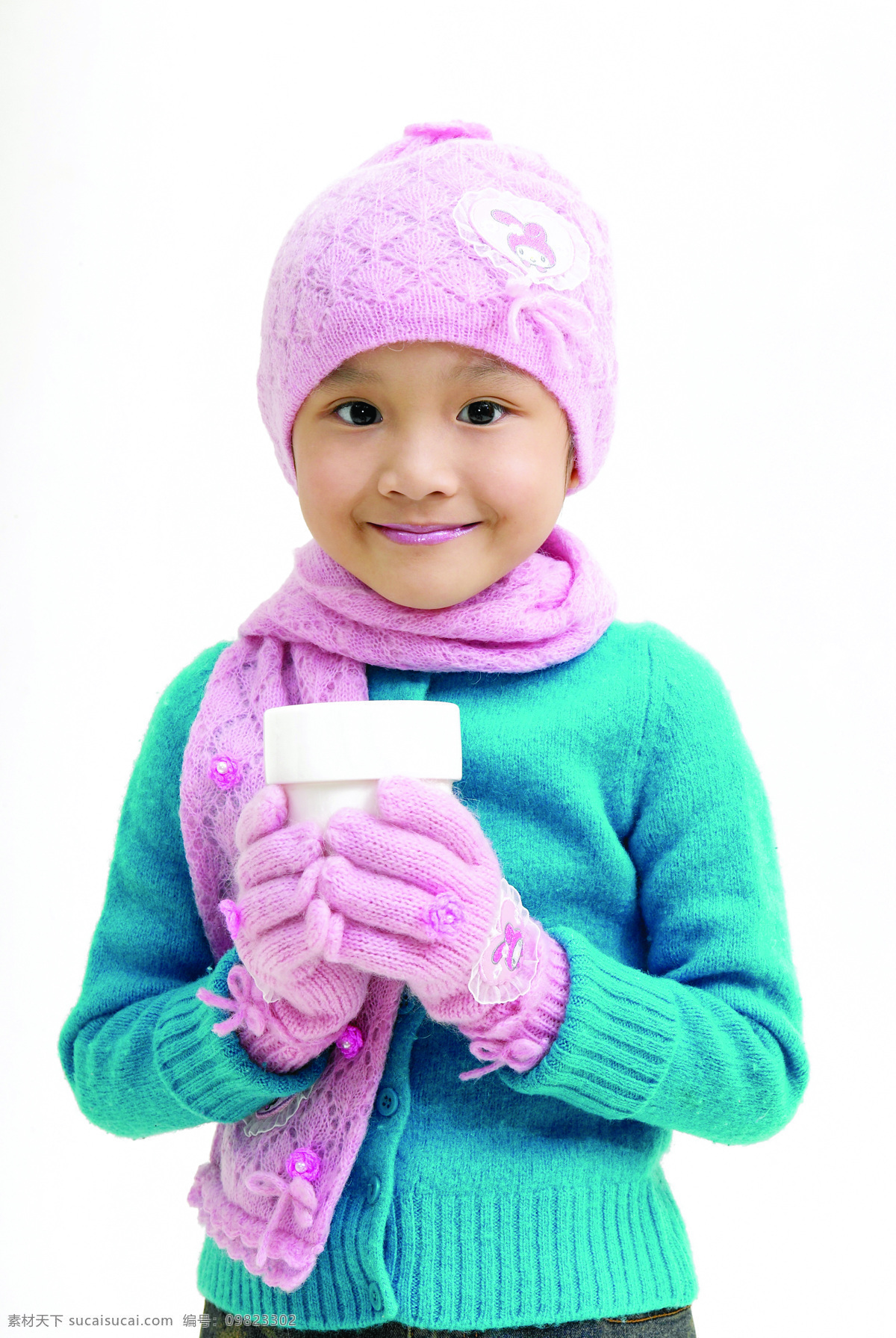 杯子 表情 冬天 儿童 儿童幼儿 活泼 可爱 儿童表情 天真 手套 高分辩率 清晰 人物图库 摄影图库 矢量图 日常生活