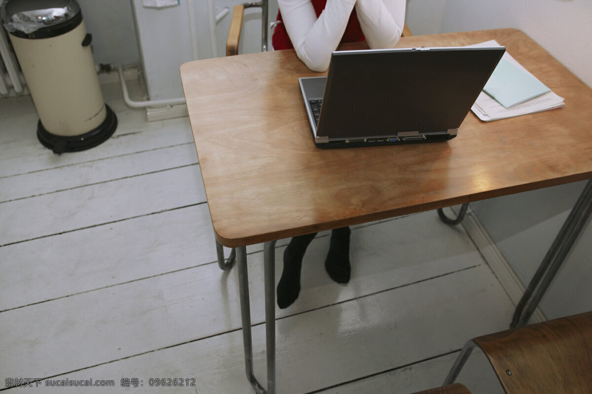 正在 上网 女人 人物 商务人士 白领 办公环境 女性 办公桌 笔记本电脑 人物图片