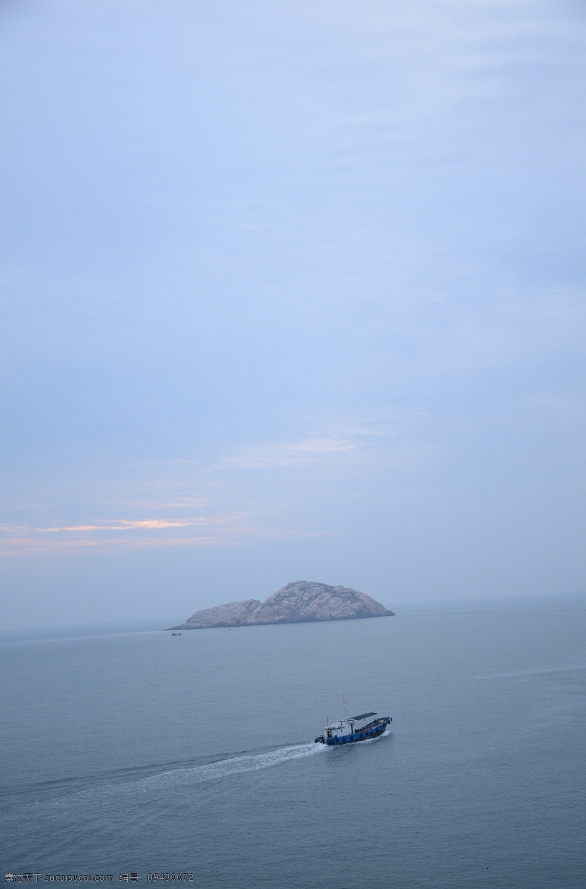大海渔船 大海 海平线 渔船 日出 小岛 蓝色 宽阔 礁石 自然景观 自然风景