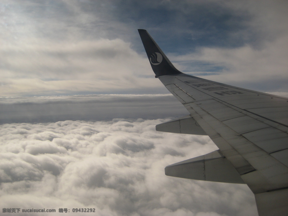 航拍 飞机 白云 天空