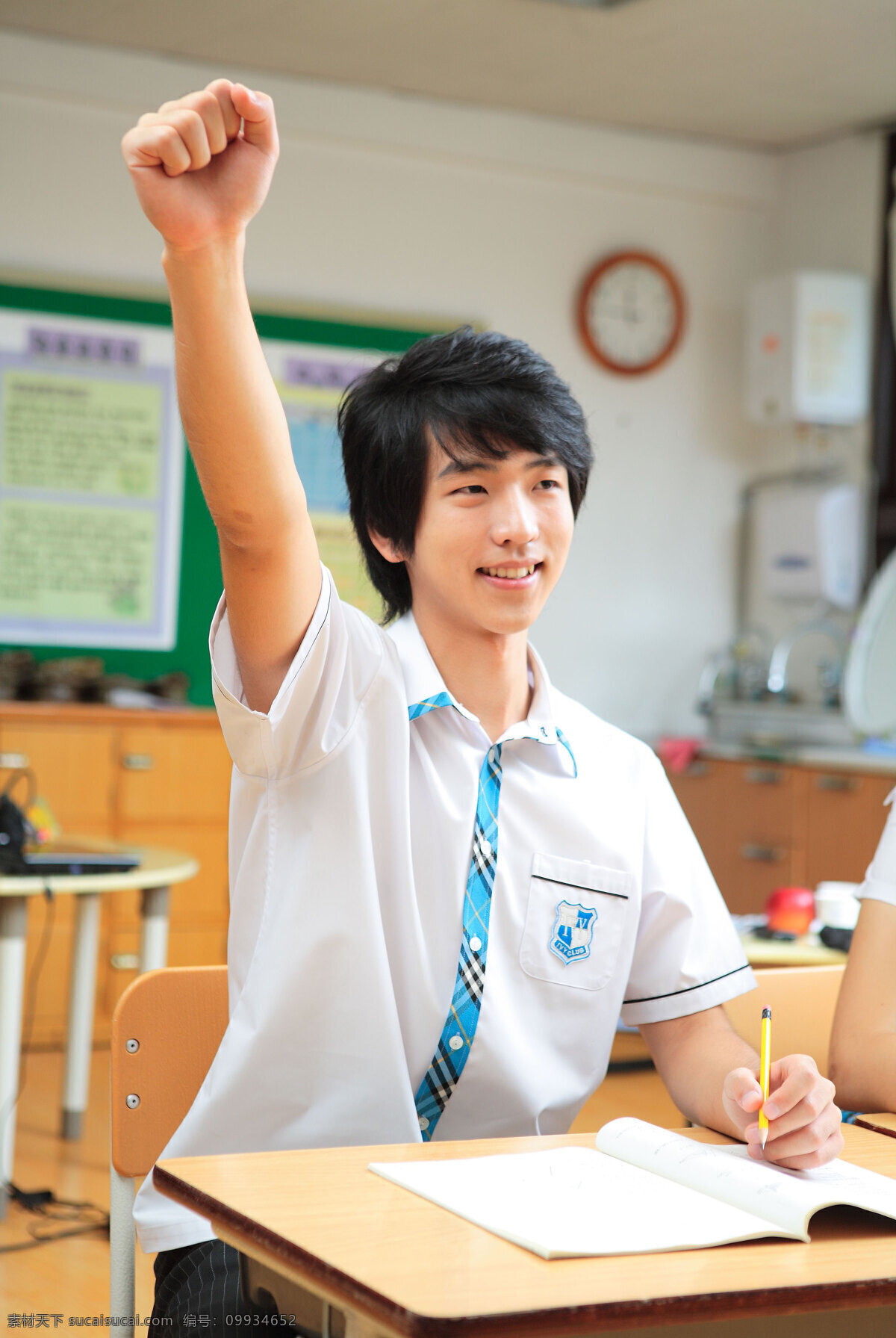 坐 举手 写作 业 阳光 学生 男人 书本 铅笔 学习 做功课 练习 拳头 自信 微笑 课桌 座椅 时钟 时间 室内 教室 教育 高清图片 生活人物 人物图片