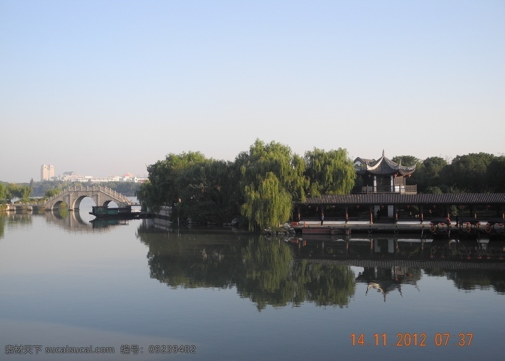 嘉兴南湖 石拱桥 长廊 亭子 树木 湖泊 蓝天 建筑景观 自然景观