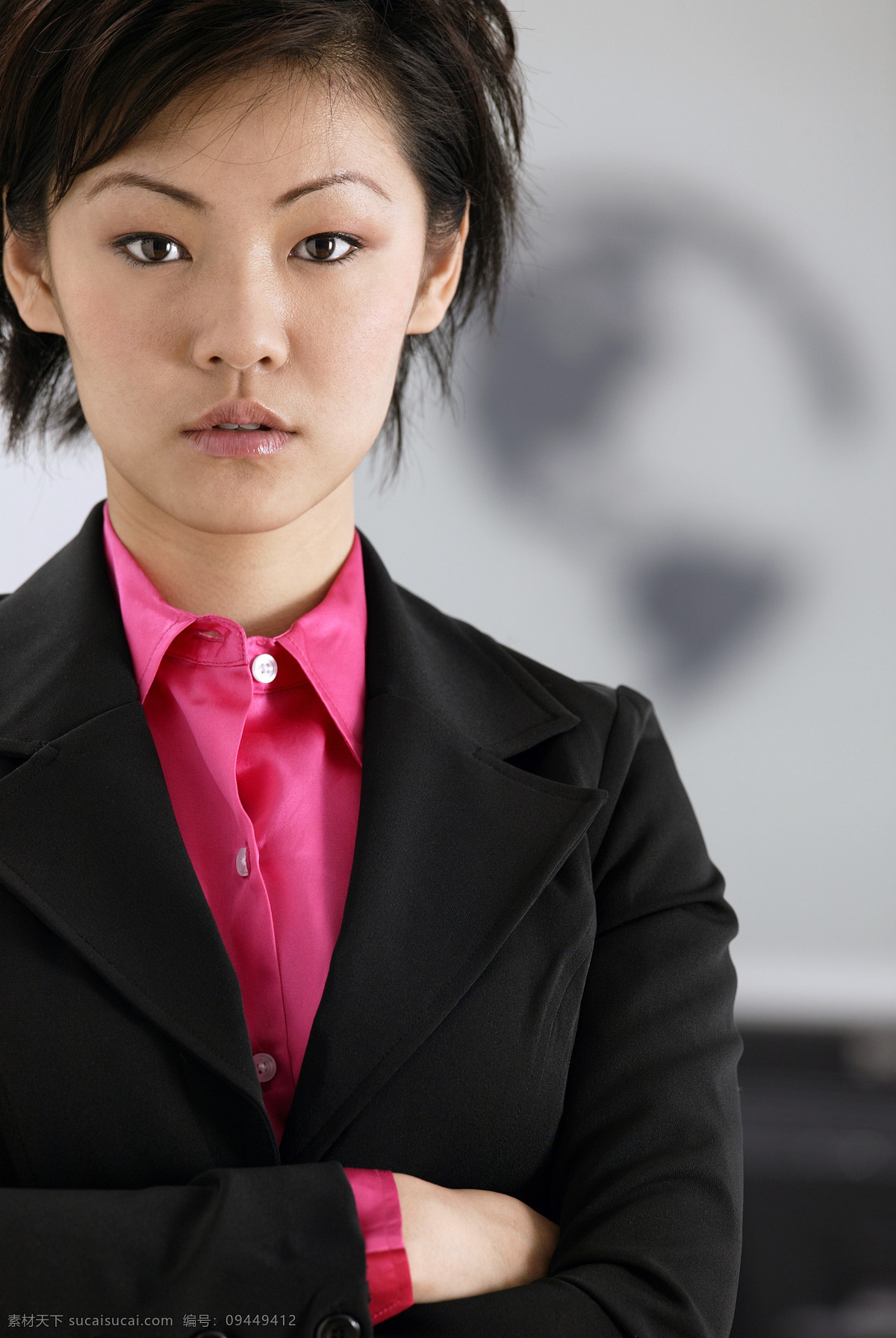 商务 职业女性 金融贸易 地球 全球商务导航 女性 商务人士 自信 成功女人 白领 高清图片 人物图片