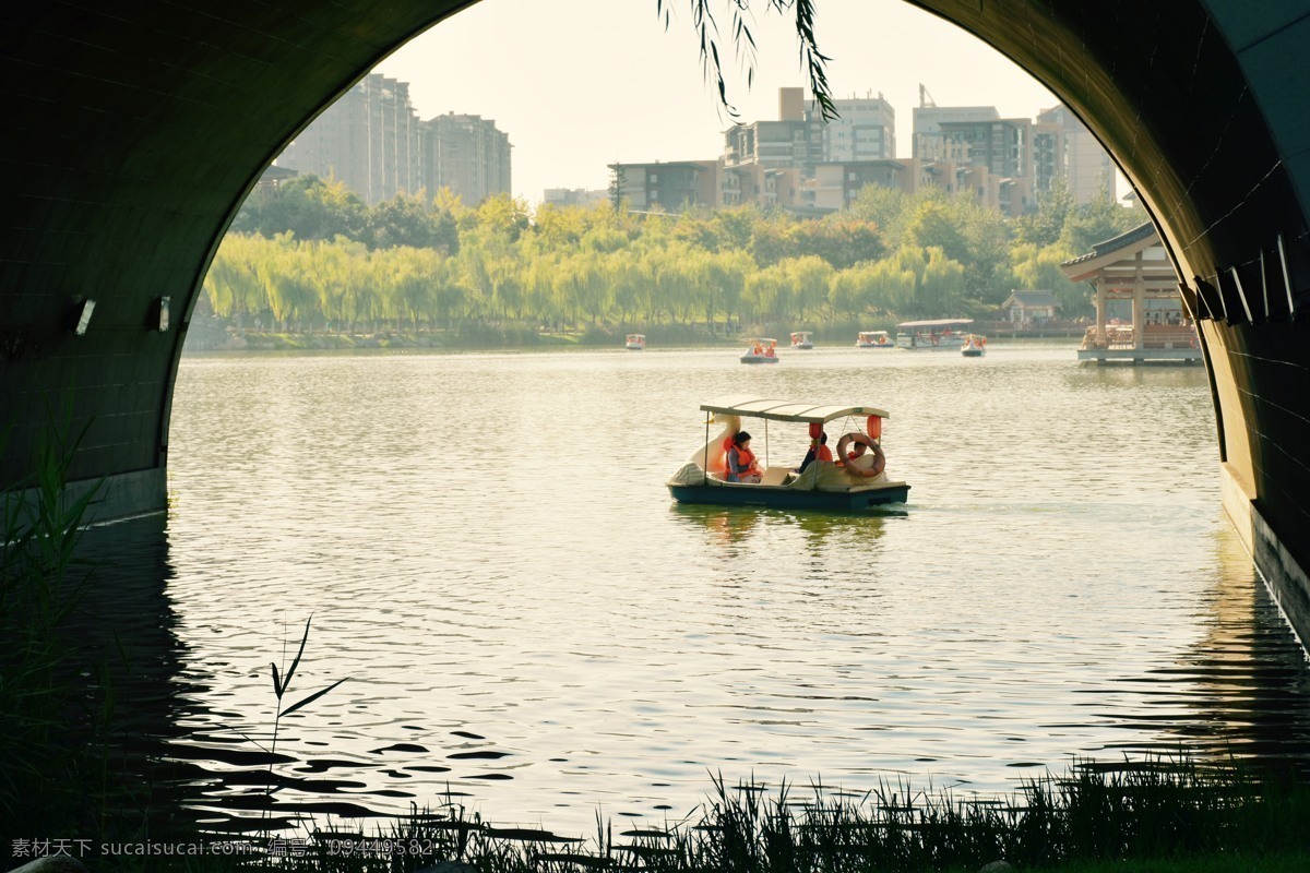 游船 桥洞 小船 游人 湖水 柳梢 自然景观 风景如画 建筑园林 园林建筑
