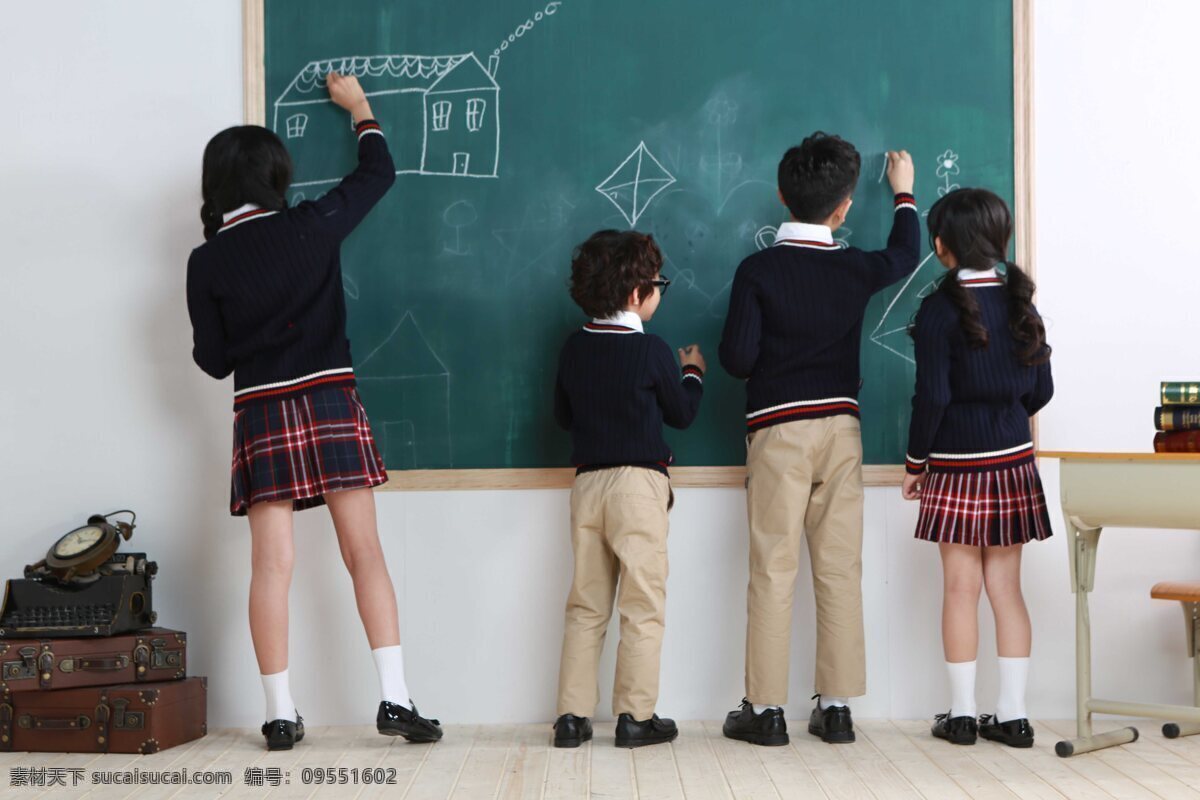 男女学生板书 男生 女生 学生 儿童 秋装 板书 写字 黑板 学校 学习 摄影图 人物图库 儿童幼儿