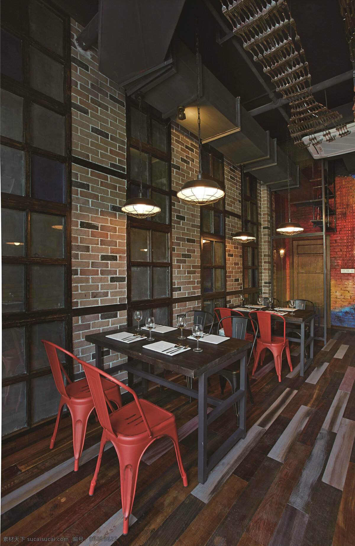 现代 金属 感 餐厅 做 旧 色 吊灯 工装 装修 效果图 木制餐桌 木地板 室内装修 工装装修 餐厅装修