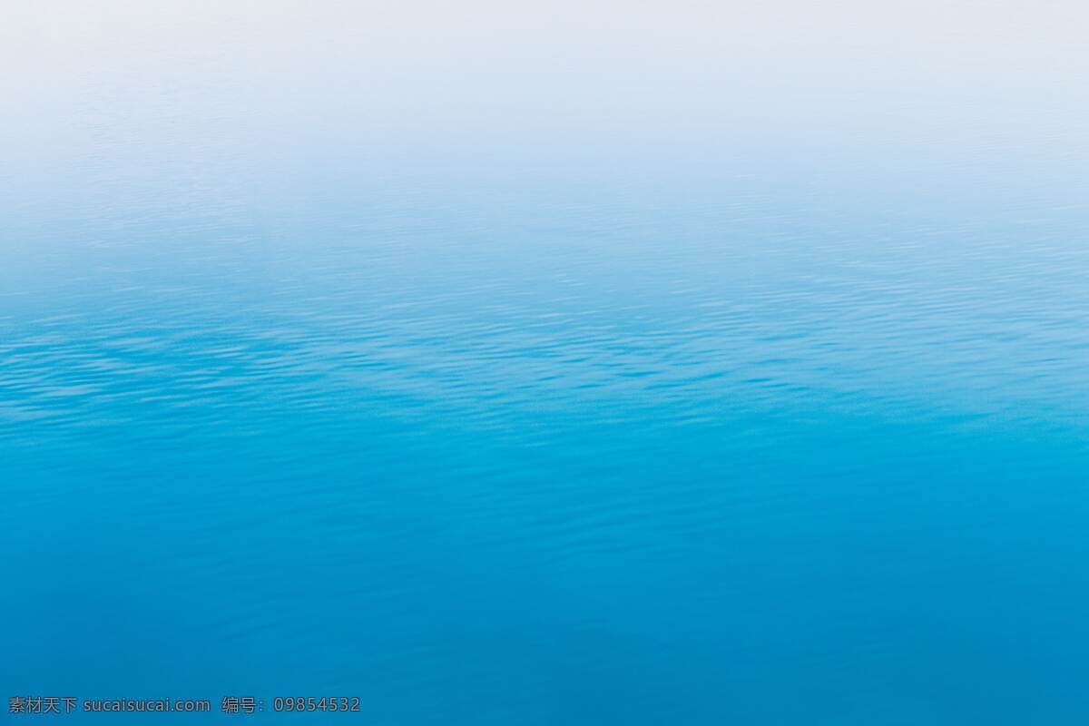 平静的水面 免费 高清 合成素材 背景素材 游泳池 池水 蓝色 透明 反光 波光粼粼 水面 平静 安静 河水 海水 大海 河流 生活素材 生活百科