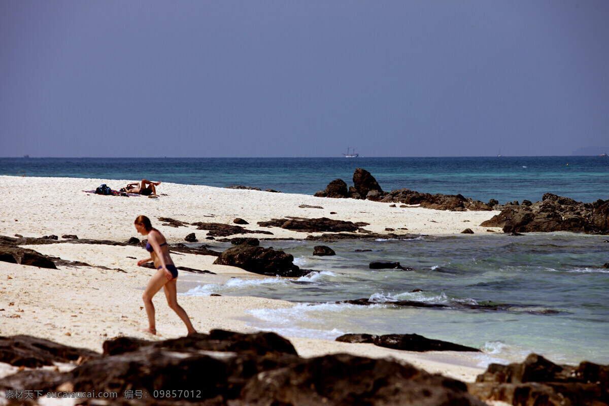 国外 旅游 海滩 照片 国外旅游 蓝天 旅游摄影 美女 沙滩 岩石 psd源文件