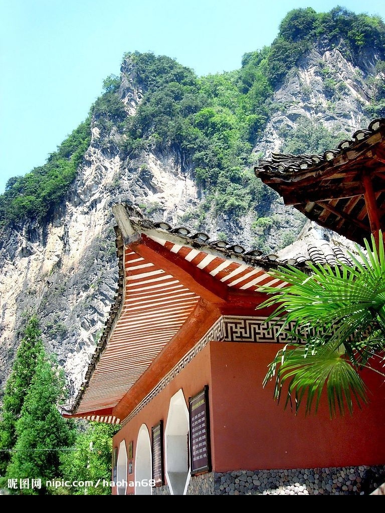 神龙 架 山中 寺庙 红色的寺庙 高山 树丛 蓝天 旅游摄影 国内旅游 摄影图库