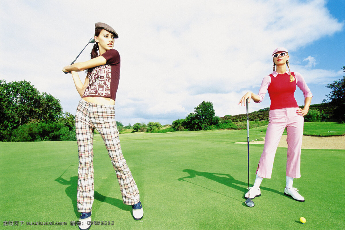 高尔夫球 场上 两个 女人 打高尔夫球 挥球杆的女人 手 撑 球杆 上 高尔夫球场 女性 草地 风景 树林 休闲女人 休闲生活 人物图片 体育运动 生活百科