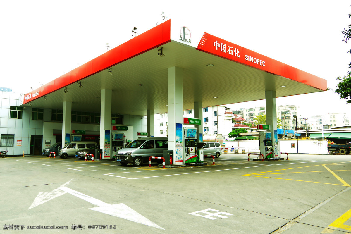 中国石化 能源油站 城市油站 加油油站 石化油站 加油汽车 油站建筑 加油机 加油 汽油 柴油 围墙 灯饰 外楼 楼群 树木 电杆 电线 杂物 阳光 光照 烈日 天空 中国能源 石油化工 现代科技 工业生产
