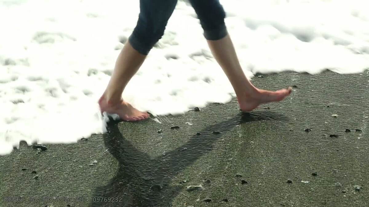 女孩 双腿 穿越 海滩 假期 自然 人 脚 腿 行走 沙 鹅卵石 岩石 水 潮 泡沫 冲浪 假日 潮湿的 腐蚀