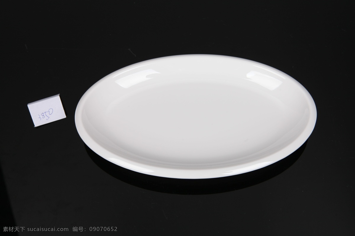 盘子 餐具 陶瓷 吃饭 造型 纯白 摄影图 生活百科 家居生活