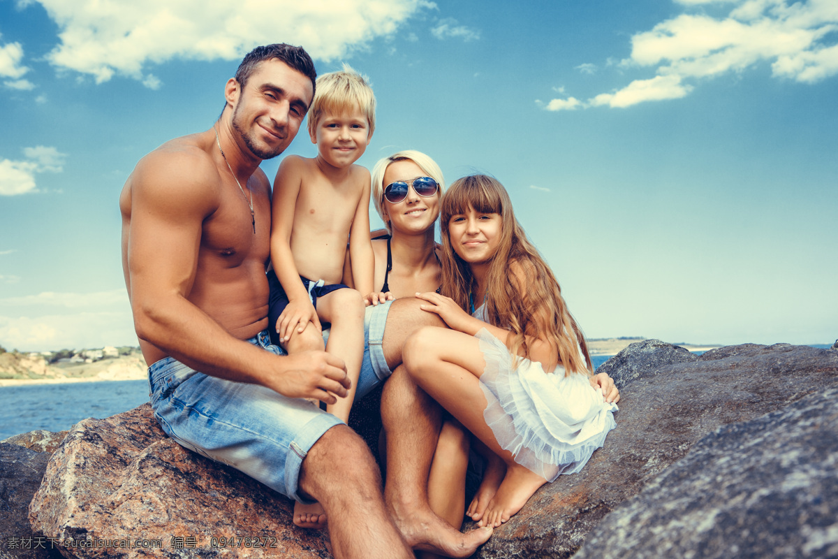 幸福 一家人 海边 合照 阳光 海洋 岩石 家人 大海图片 风景图片