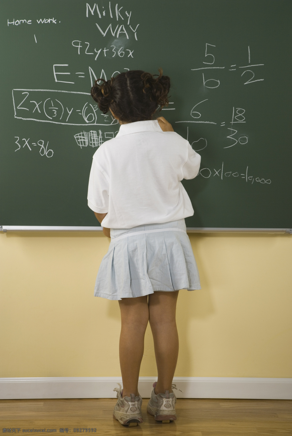黑板 上 写字 女生 儿童教育 外国儿童 小女生 女孩 计算 课堂 上课 学习 学校教育 儿童图片 人物图片
