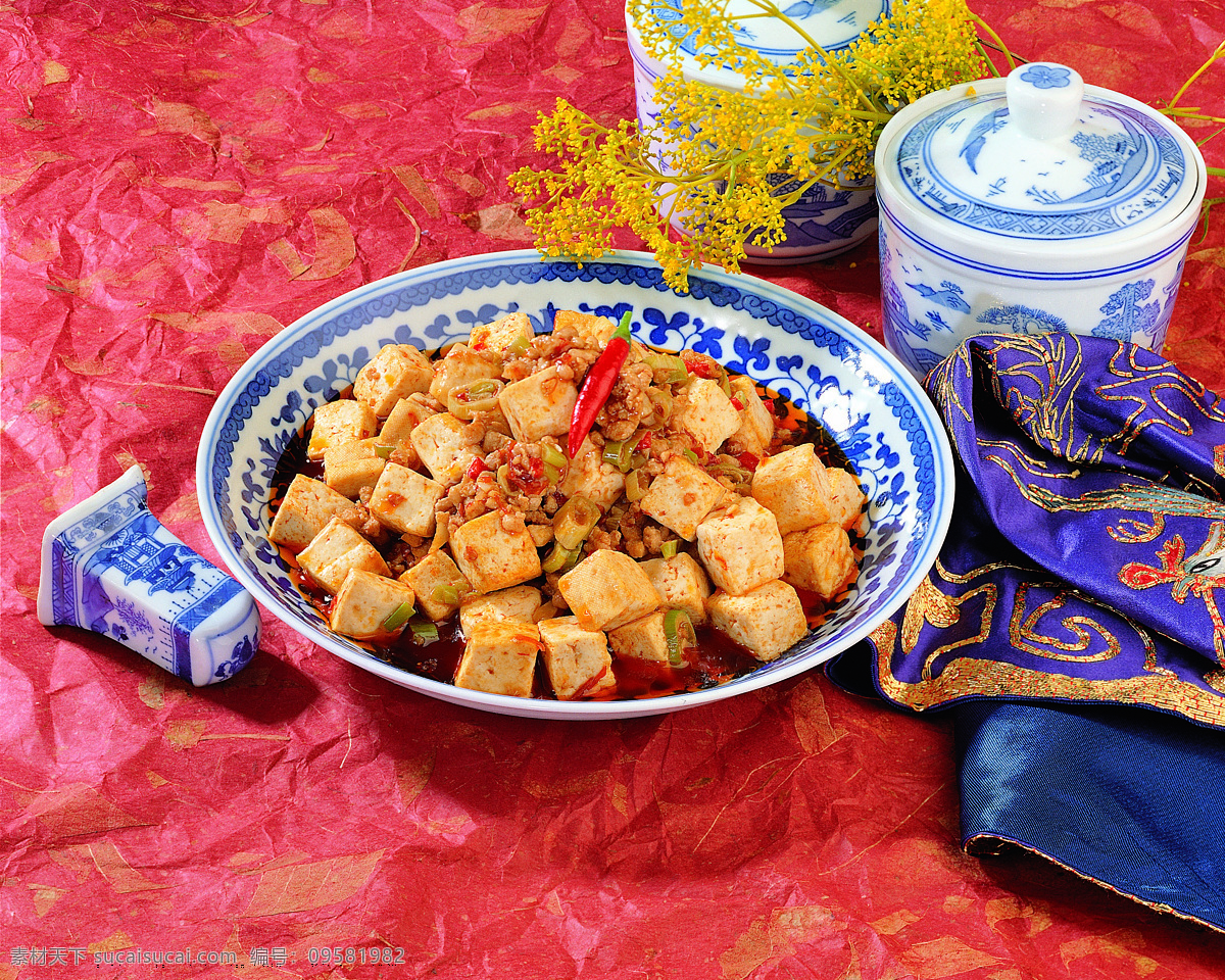 豆腐 麻婆豆腐 豆腐图片 麻辣豆腐 桌子 杯子 中式餐具 餐具 碟子 美味 辣椒 美食 豆制品 溜豆腐 传统美食 嫩豆腐 餐饮美食 小吃 小菜 家常菜