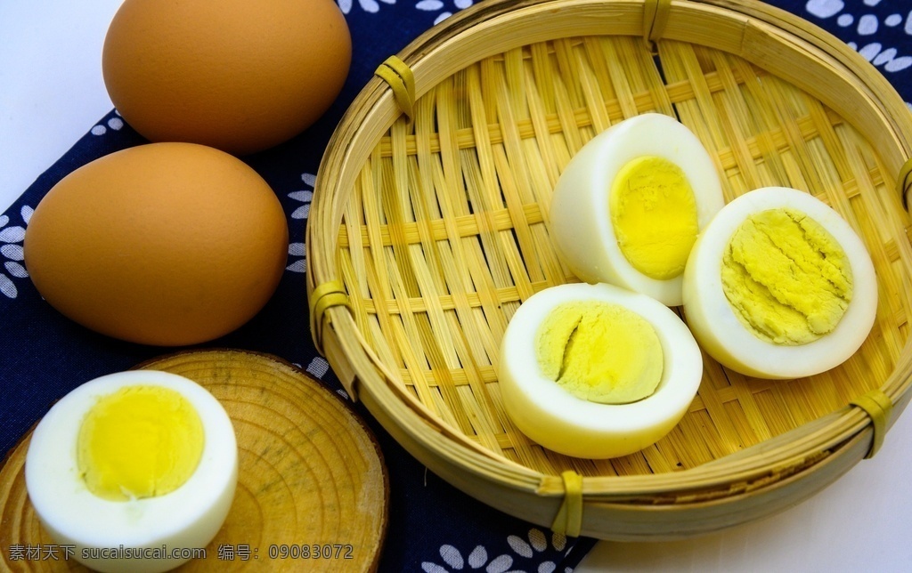 煮鸡蛋 蛋 鸡蛋 蛋类 卵 健康饮食 新鲜 静物 食材 食品 餐饮 蛋壳 蛋白质 营养 彩色图片 生活方式 健康食物 食物 食物状态 健康食品 餐饮文化 美味的 营养丰富 滋补 煮熟的 水煮的 熟的 蛋白 蛋黄 白色 黄色 白色背景 木托盘 竹篮 完整的 切开的 切面 蓝底白花布 餐饮美食 传统美食