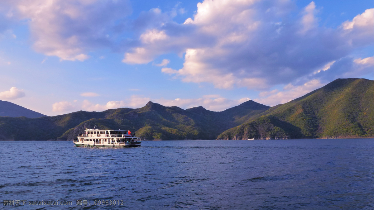 白云 国内旅游 国旗 湖水 黄昏 蓝天 旅游摄影 松花湖 风景 非 高清 松花湖风景 吉林 吉林市 吉林松花湖 远山 天空 夕阳 游船 psd源文件