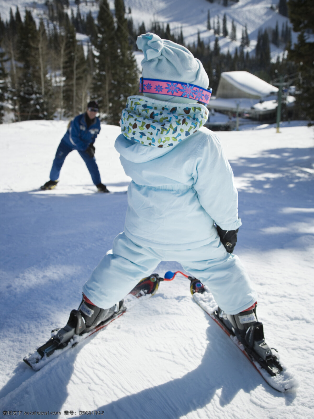 正在 滑雪 小孩 滑雪场 运动 滑雪工具 滑雪服 滑雪图片 生活百科