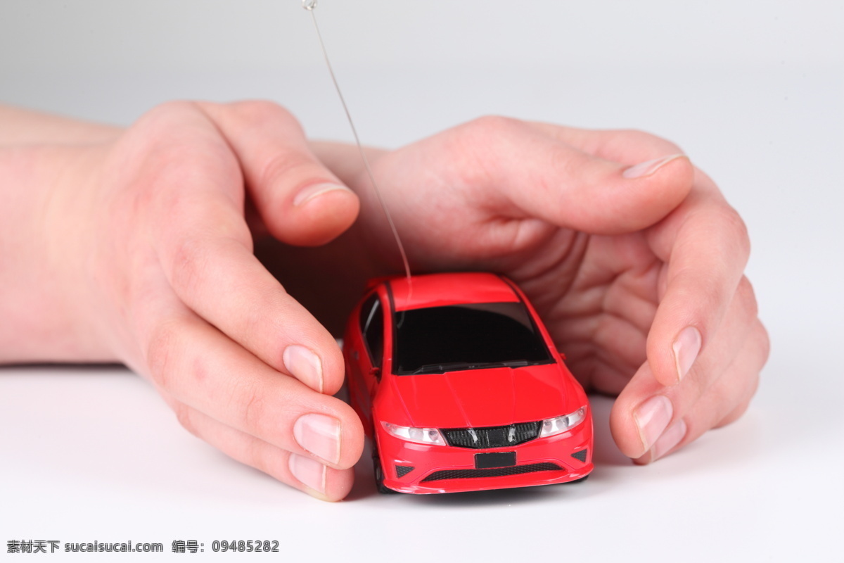 双手 捧 住 玩具 汽车 红色玩具汽车 汽车玩具 遥控汽车 玩具推广 手部特写 汽车图片 现代科技