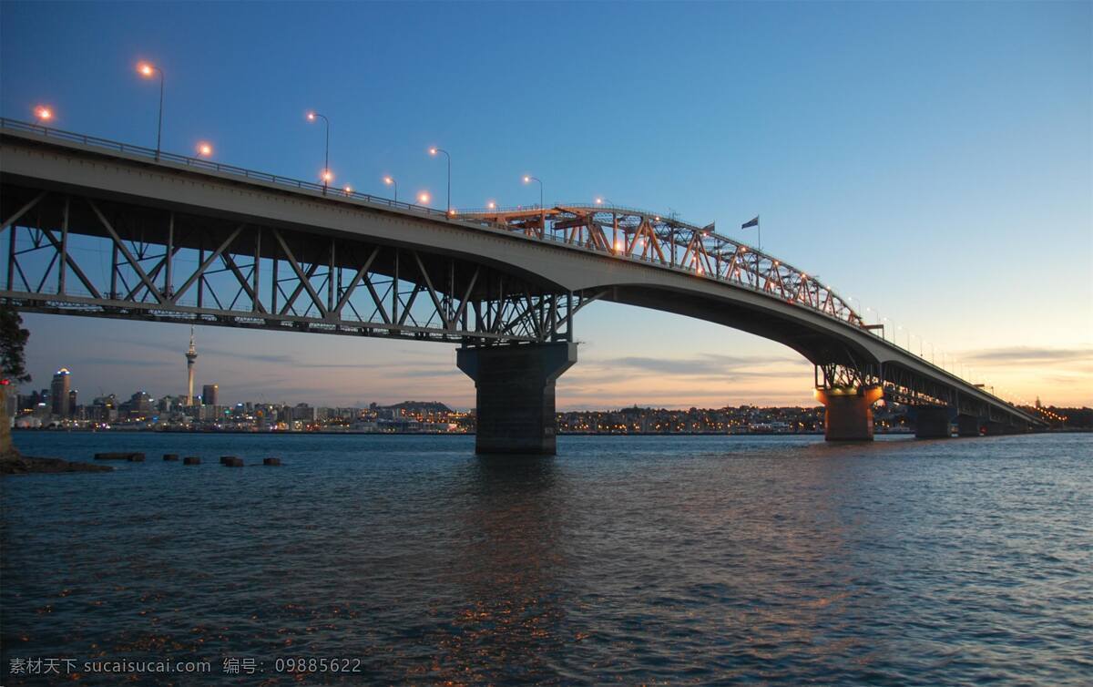 新西兰 奥克兰 海港大桥 海港 大桥 公路大桥 壮观 美丽 气势宏伟 水面 渐暗天空 余晖 灯光 景观 旅游风光摄影 旅游摄影 国外旅游