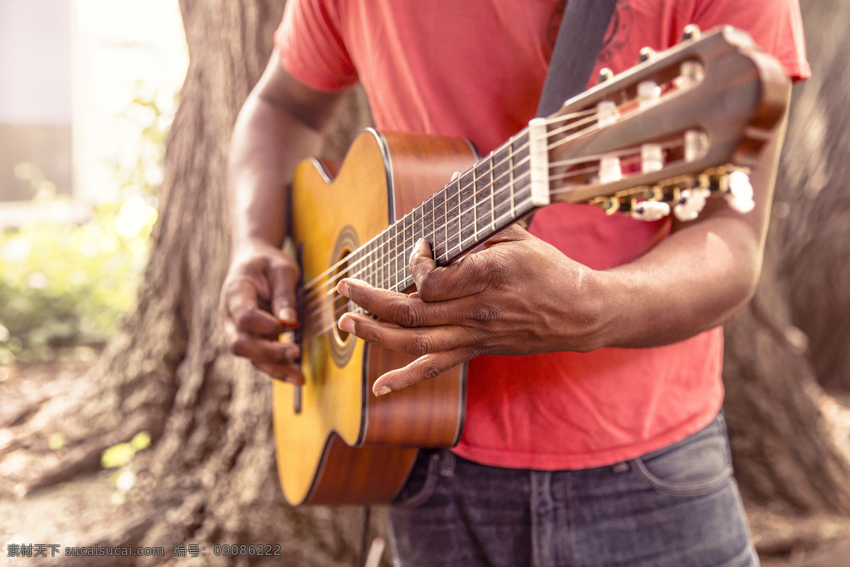 吉他图片 吉他 弹吉他 贝斯 乐器 男人 男孩 演奏 人物图库 男性男人