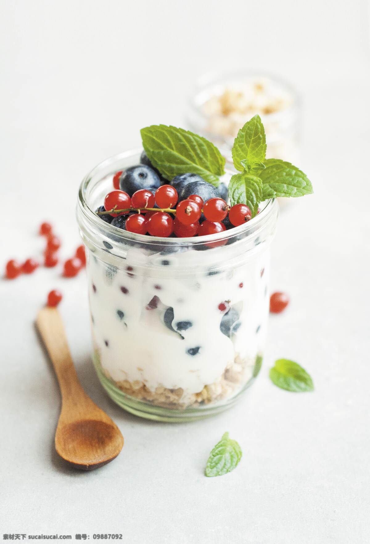 牛奶水果 水果 新鲜 白色 牛奶 红色 奶茶 杯子 勺子 绿叶 蓝莓 餐饮美食 食物原料