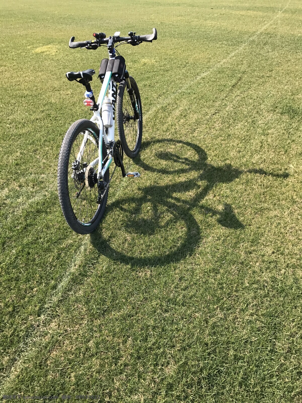 单车 自行车 草坪 阳光 绿地 骑行 现代科技 交通工具