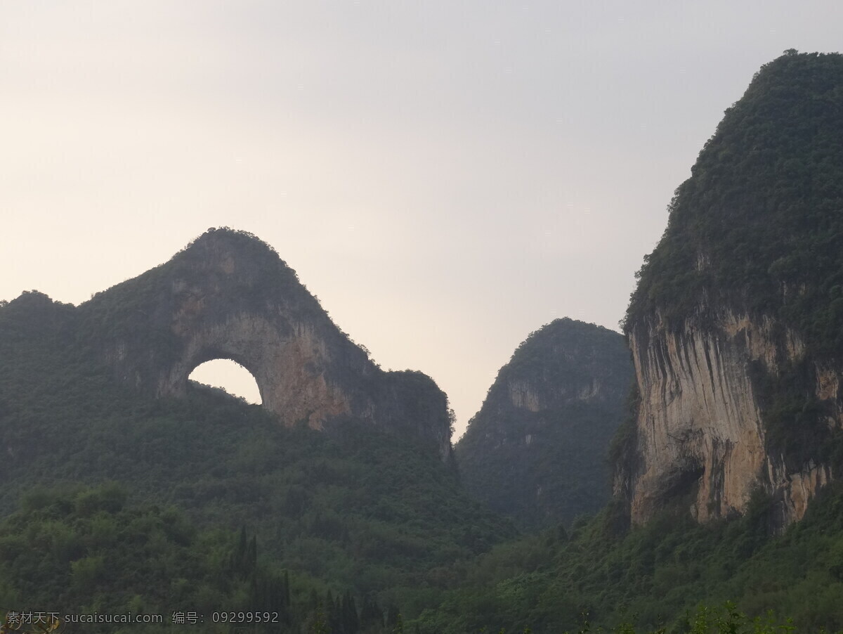 阳朔月亮山 风景 自然风景 山水风景 桂林阳朔 月亮山 山峰 绿树 自然景观